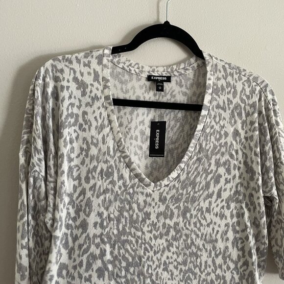 Express Womn S White/Gray Animal Print 1/2 Sleeve V-Neck Lightweight Sweater NWT - Picture 3 of 9